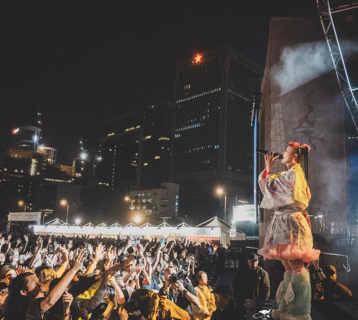 詩羽以Wednesday Campanella主音身份參與《Clockenflap》。