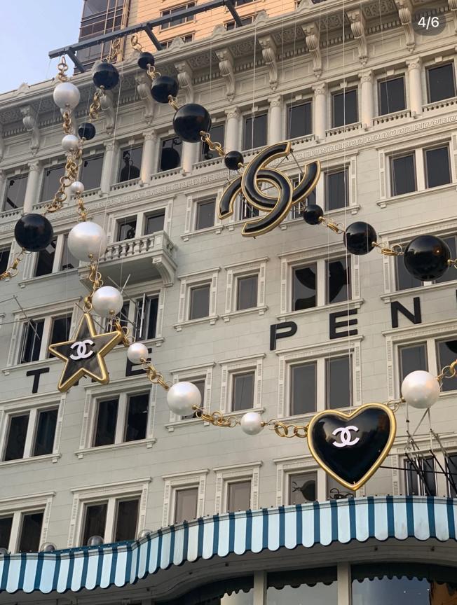 內地遊客在香港尖沙咀半島酒店一帶拍照,並上載至小紅書