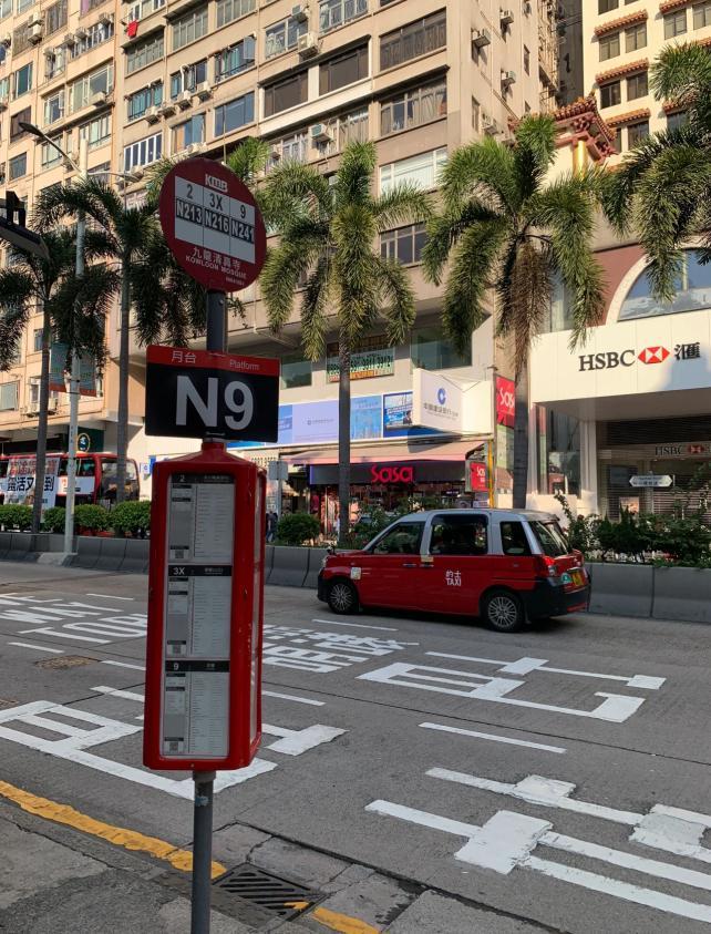 內地遊客在香港尖沙咀一帶拍照,並上載至小紅書