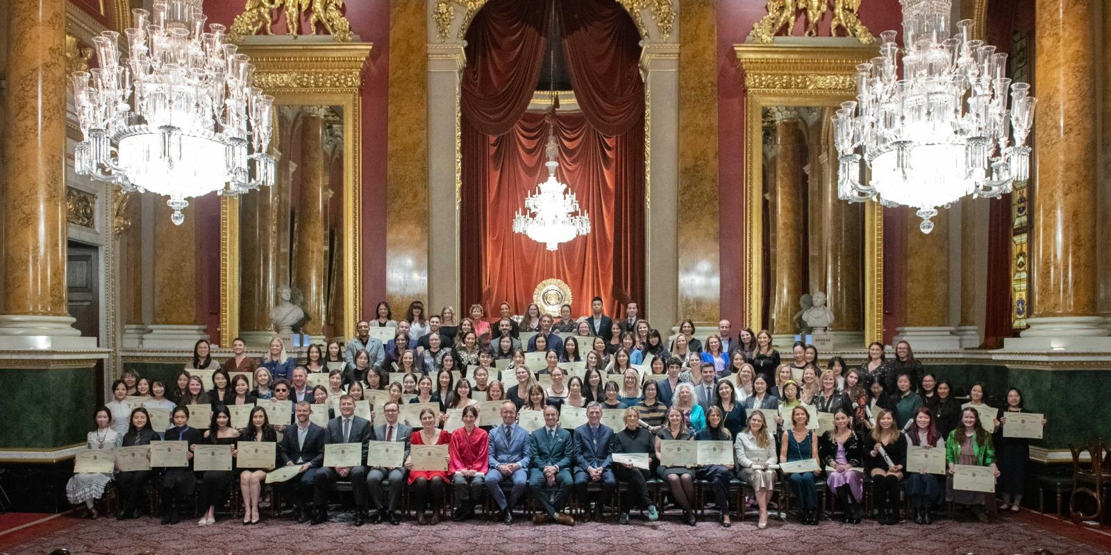 傅嘉莉Kelly完成英國皇家寶石協會Gem-A的FGA寶石鑑定師文憑課程,成功考獲兼應屆優異生