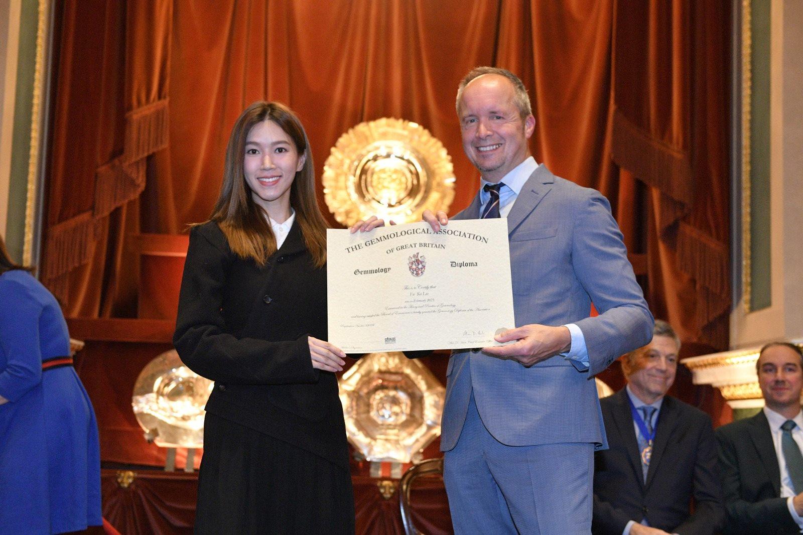 傅嘉莉赴英國行寶石鑑定師畢業禮 回憶邊拍劇邊進修壓力大荷爾蒙失調兼脫髮