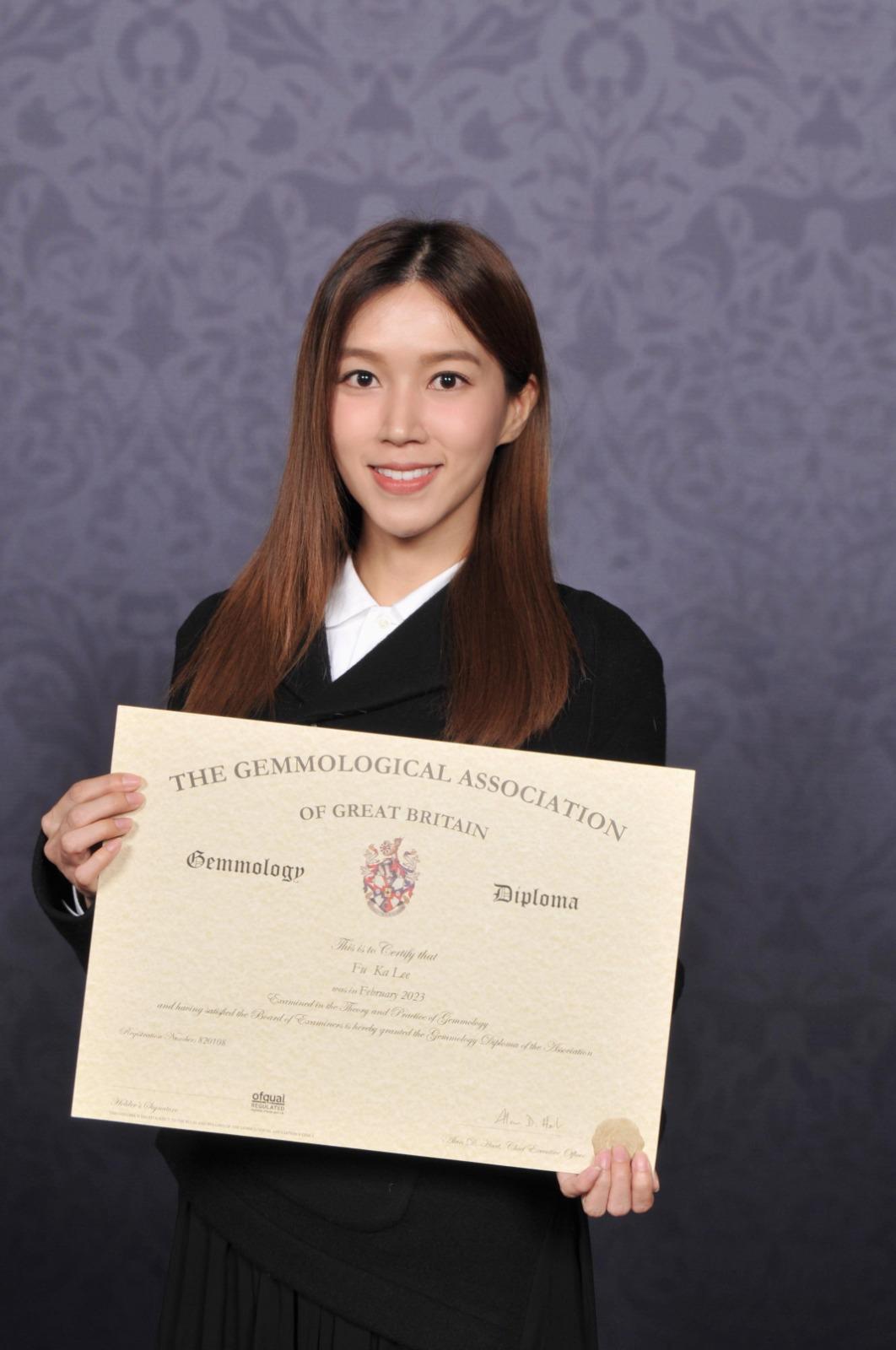傅嘉莉Kelly完成英國皇家寶石協會Gem-A的FGA寶石鑑定師文憑課程,成功考獲兼應屆優異生