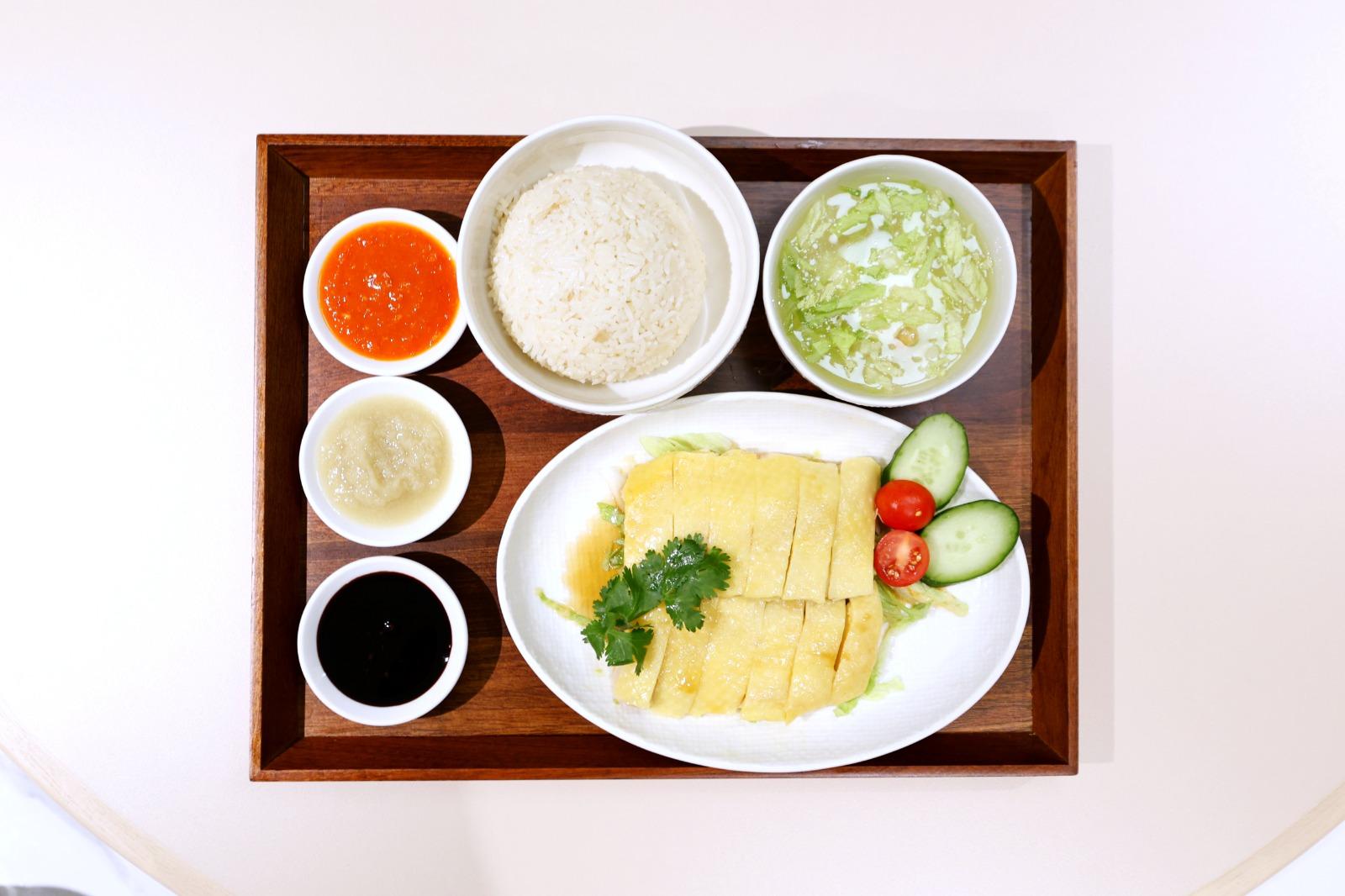 劉師傅表示龍崗雞的肉質不太肥不太黃,所以比較適合製作雞飯來,口感香而不膩。(攝:林俊源)