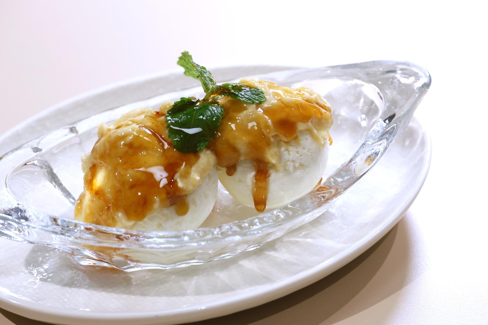 椰子雪糕是Chatterbox的招牌菜,這次劉師傅配上港人愛的金枕頭果蓉和每日以班蘭和薑汁煮的糖漿,甜而不膩又帶少許辣度,層次豐富。(攝:林俊源)