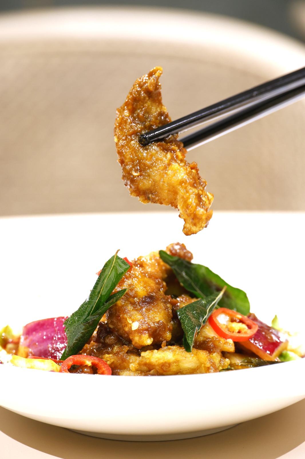 琵琶龍蝦的咖喱汁亦是劉師傅自己調製的,吃起來的口感爽彈,乾炒後的咖喱配上椰汁的香氣令人上癮!(攝:林俊源)