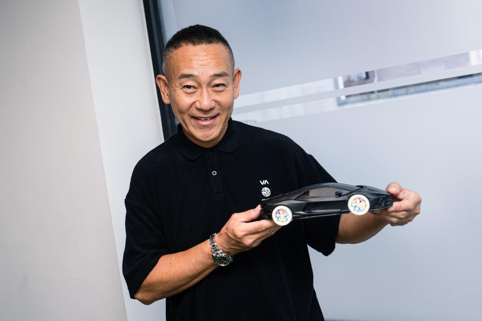 憑白日之下入選金馬選最佳男配角的林保怡親自創作藝術車參與慈善展覽