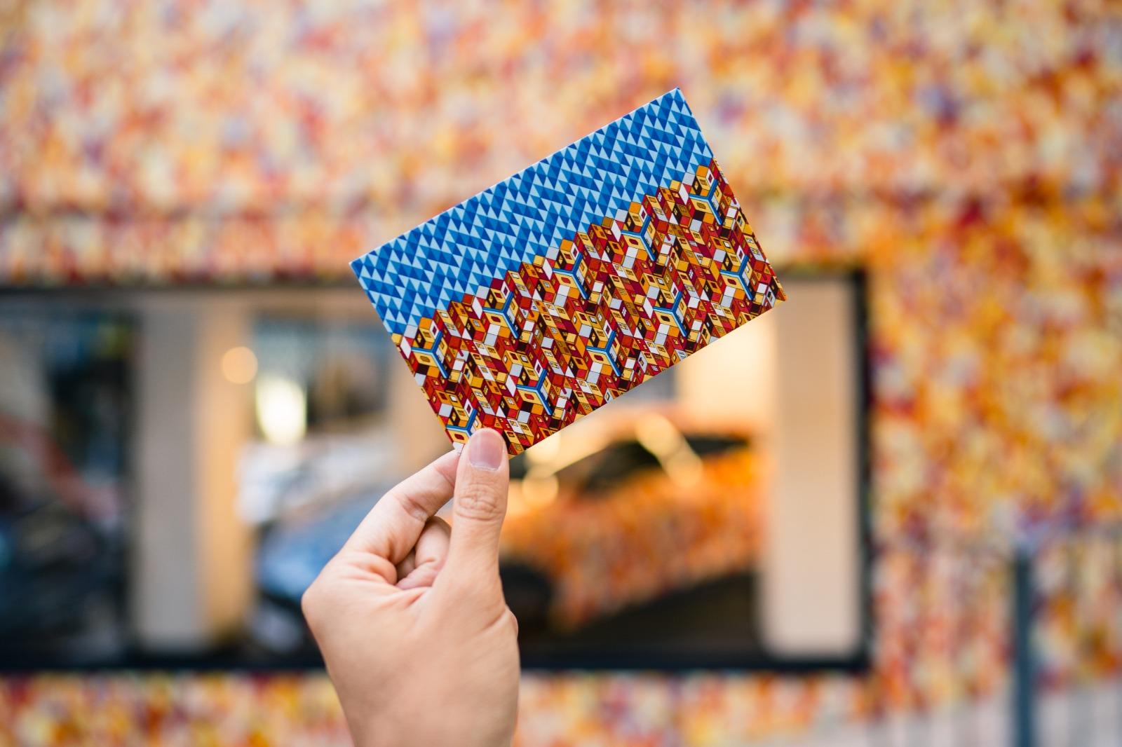 主題壁畫加入品牌標誌性的Y 字型及六角形圖案,延續品牌對幾何美學的探索