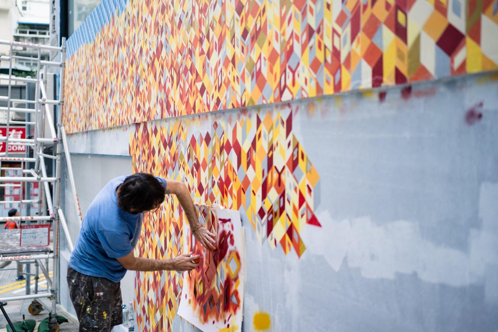 香港街頭藝術家Alex Croft,為慶祝林寶堅尼60 週年繪製主題壁畫。