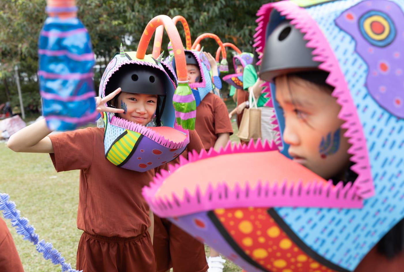 渣打藝趣嘉年華壓軸巡遊舉行 10座約4米高木偶行經銅鑼灣 (蘇文傑攝)