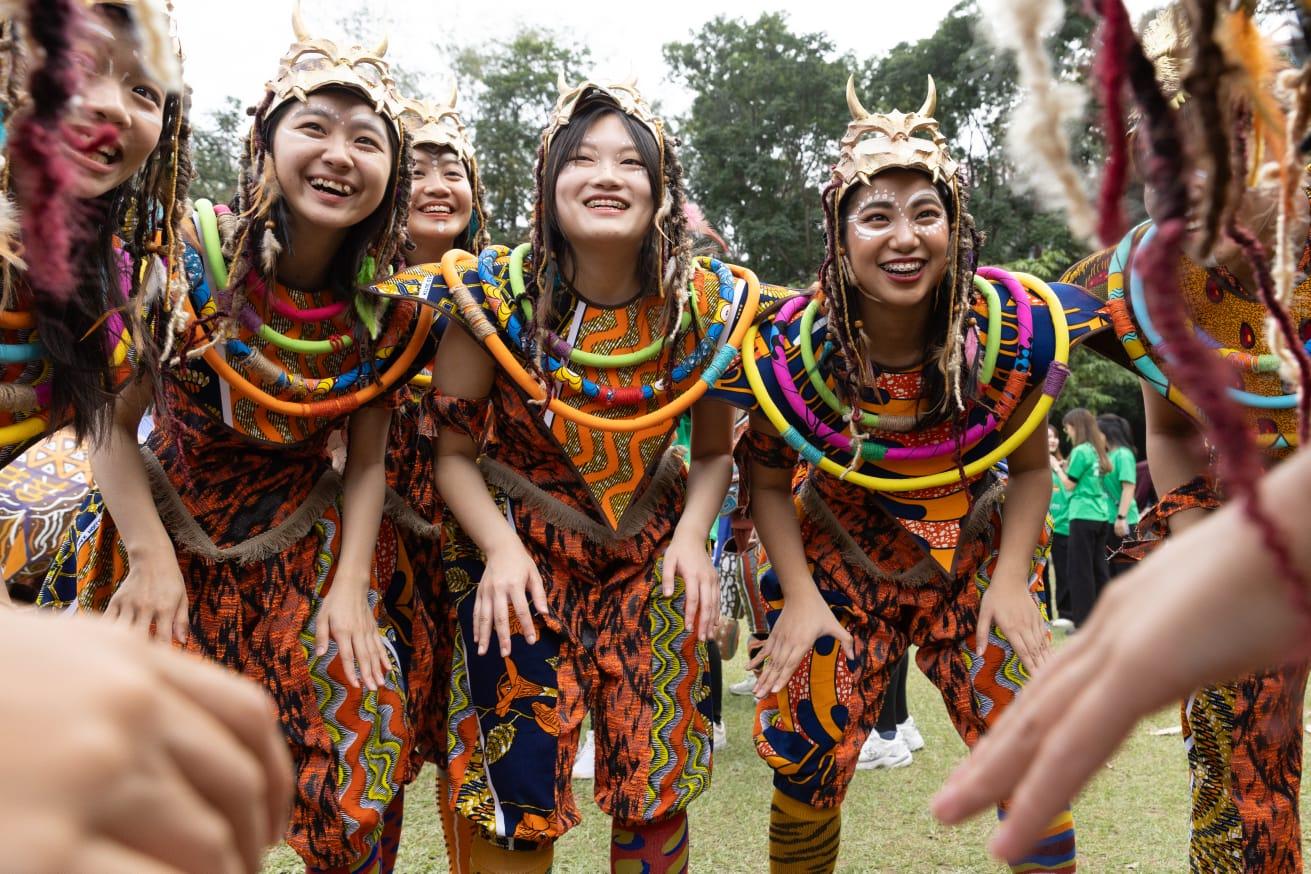 渣打藝趣嘉年華壓軸巡遊舉行 10座約4米高木偶行經銅鑼灣 (蘇文傑攝)