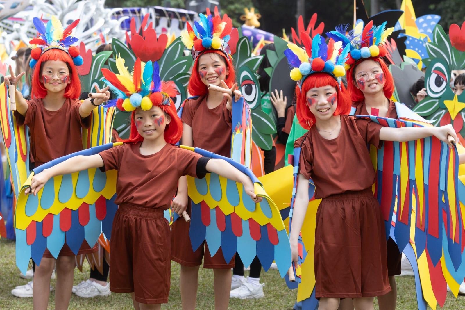 渣打藝趣嘉年華壓軸巡遊舉行 10座約4米高木偶行經銅鑼灣 (蘇文傑攝)
