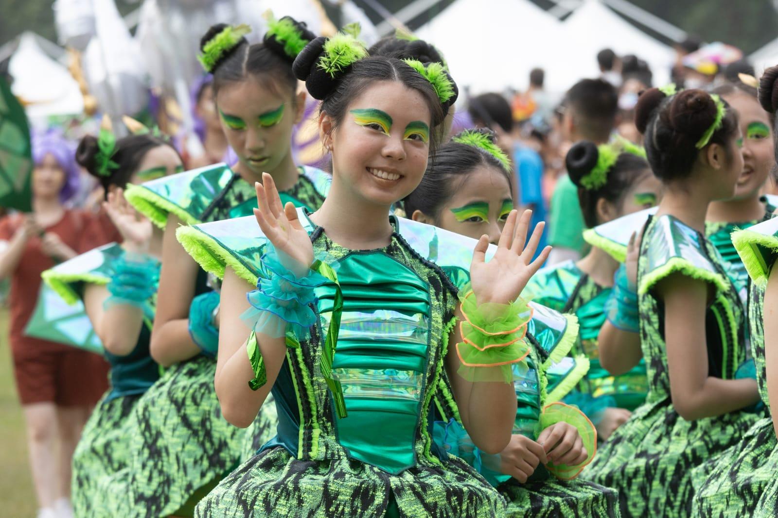 渣打藝趣嘉年華壓軸巡遊舉行 10座約4米高木偶行經銅鑼灣 (蘇文傑攝)