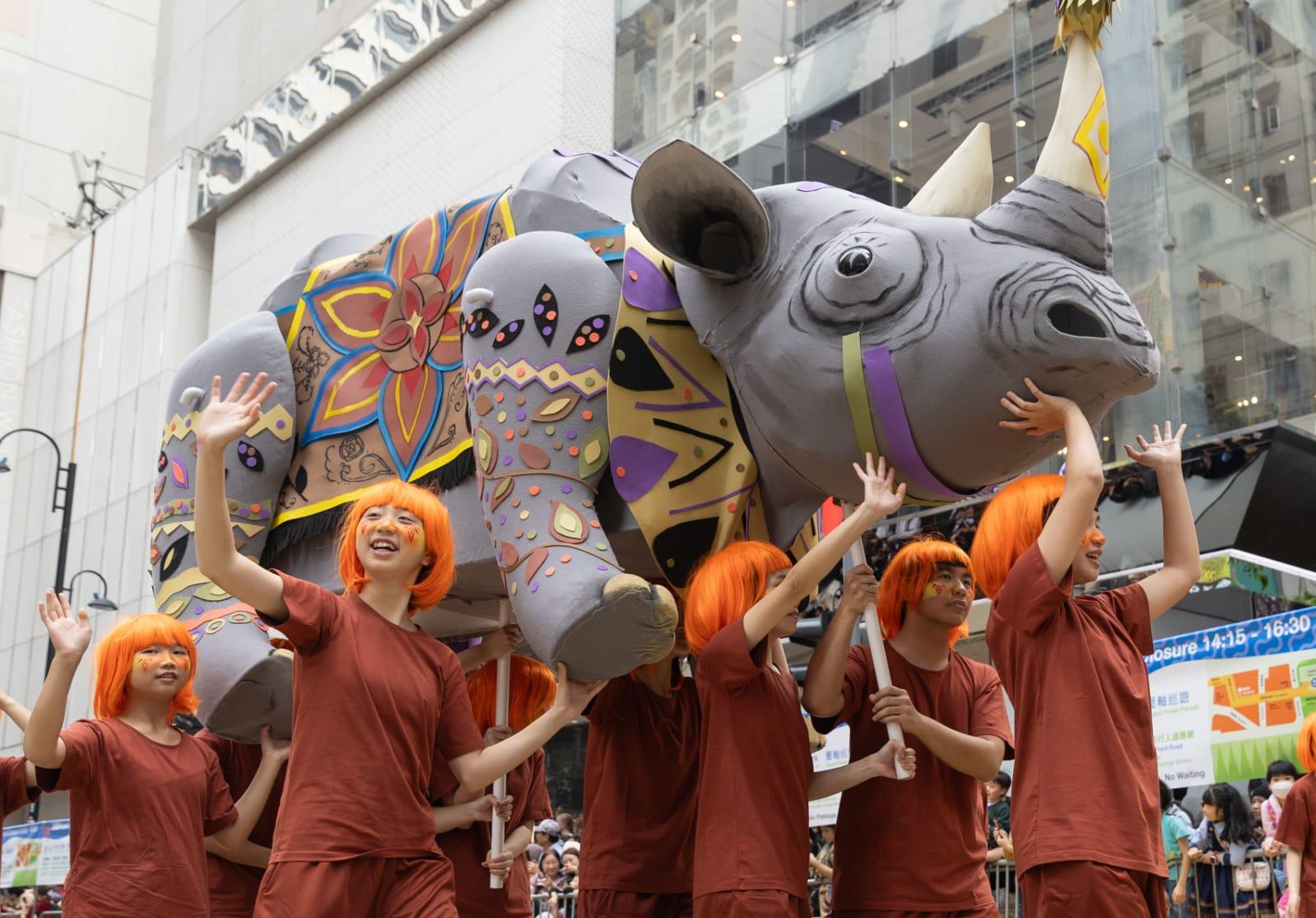 渣打藝趣嘉年華壓軸巡遊舉行 10座約4米高木偶行經銅鑼灣 (蘇文傑攝)