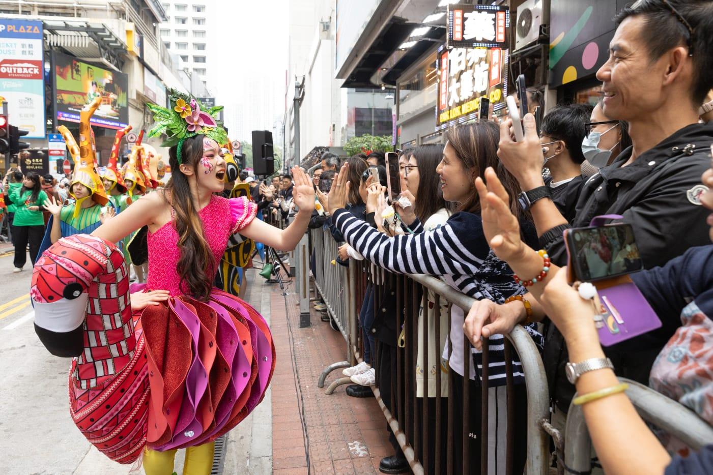 渣打藝趣嘉年華壓軸巡遊舉行 10座約4米高木偶行經銅鑼灣 (蘇文傑攝)