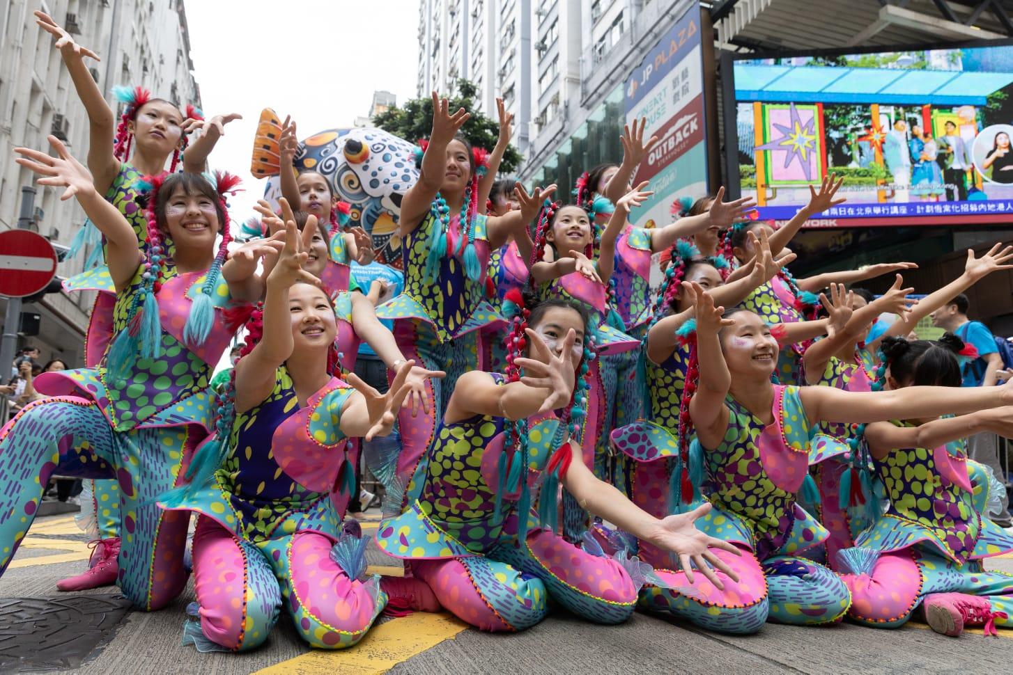 渣打藝趣嘉年華壓軸巡遊舉行 10座約4米高木偶行經銅鑼灣 (蘇文傑攝)