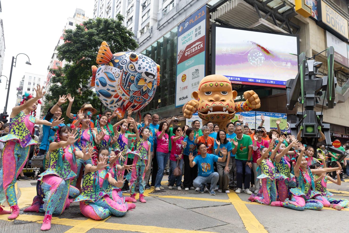 渣打藝趣嘉年華壓軸巡遊舉行 10座約4米高木偶行經銅鑼灣 (蘇文傑攝)