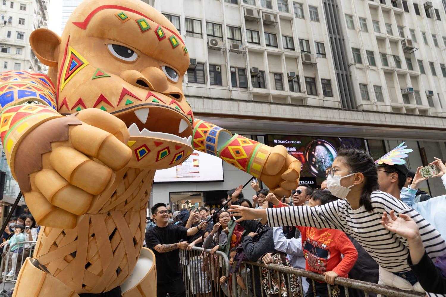 渣打藝趣嘉年華壓軸巡遊舉行 10座約4米高木偶行經銅鑼灣 (蘇文傑攝)