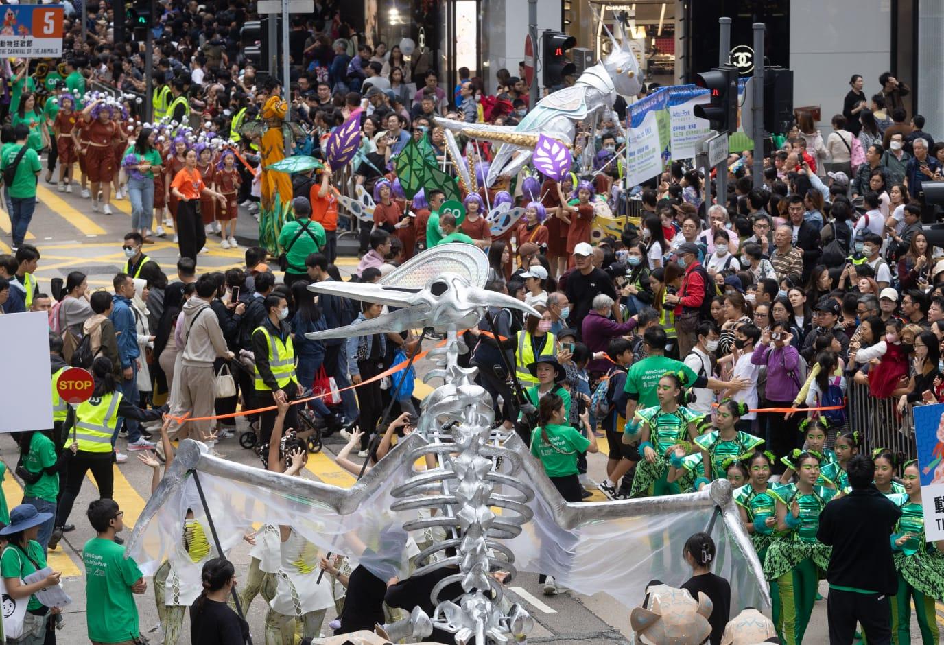 渣打藝趣嘉年華壓軸巡遊舉行 10座約4米高木偶行經銅鑼灣 (蘇文傑攝)