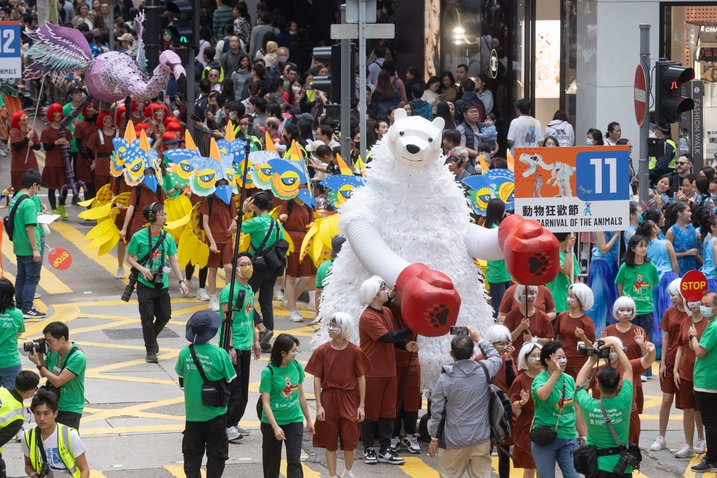 渣打藝趣嘉年華壓軸巡遊舉行 10座約4米高木偶行經銅鑼灣 (蘇文傑攝)