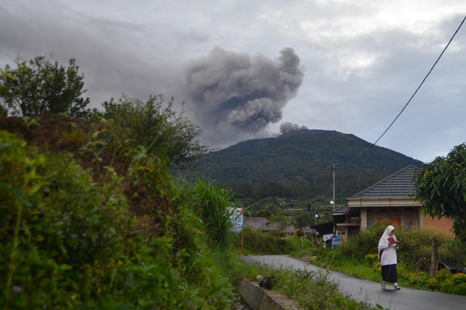 印尼蘇門答臘島的馬拉皮火山Mount Marapi發生大規模噴發(路透社)