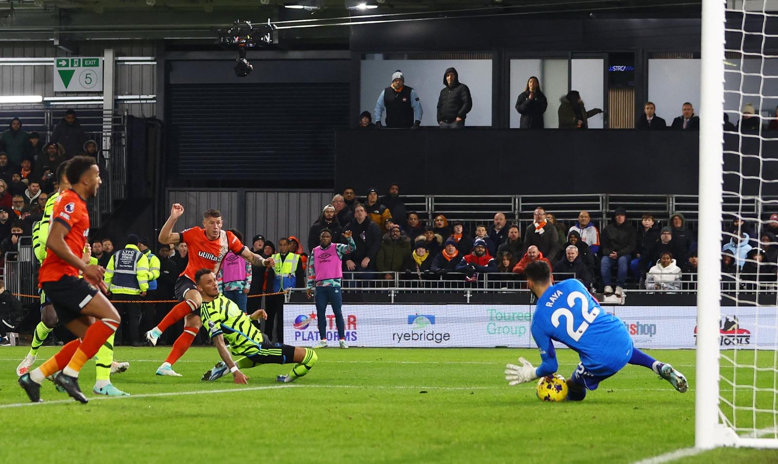 阿仙奴門將拉耶落地欠佳,皮球於腋下漏入(路透社)