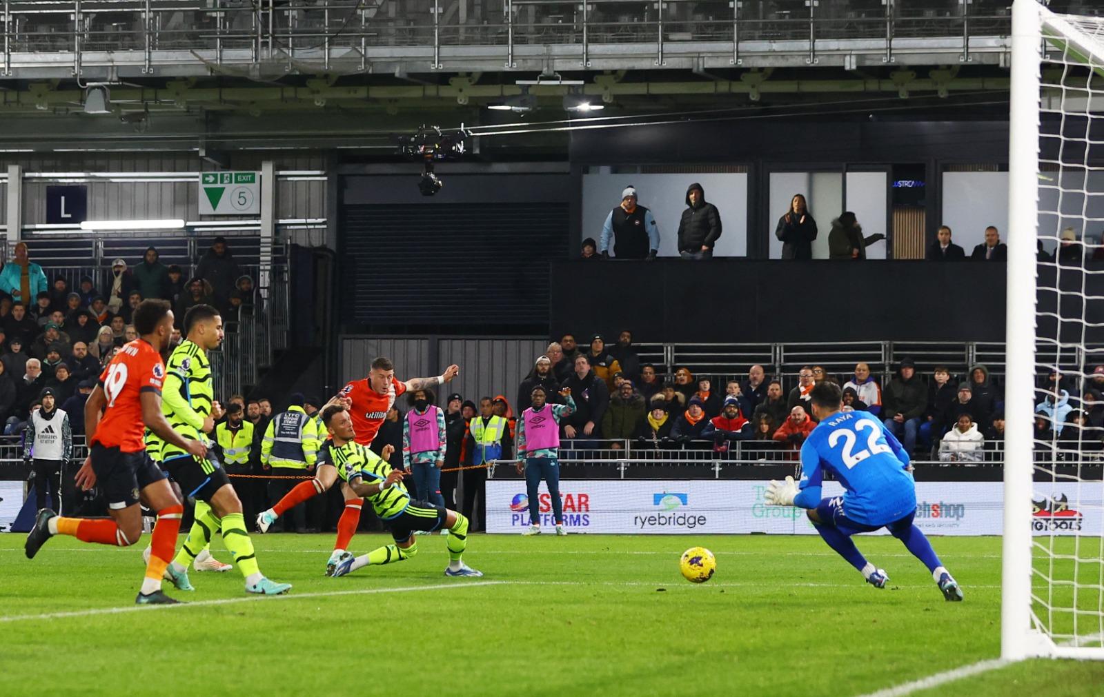 阿仙奴門將拉耶落地欠佳,皮球於腋下漏入(路透社)