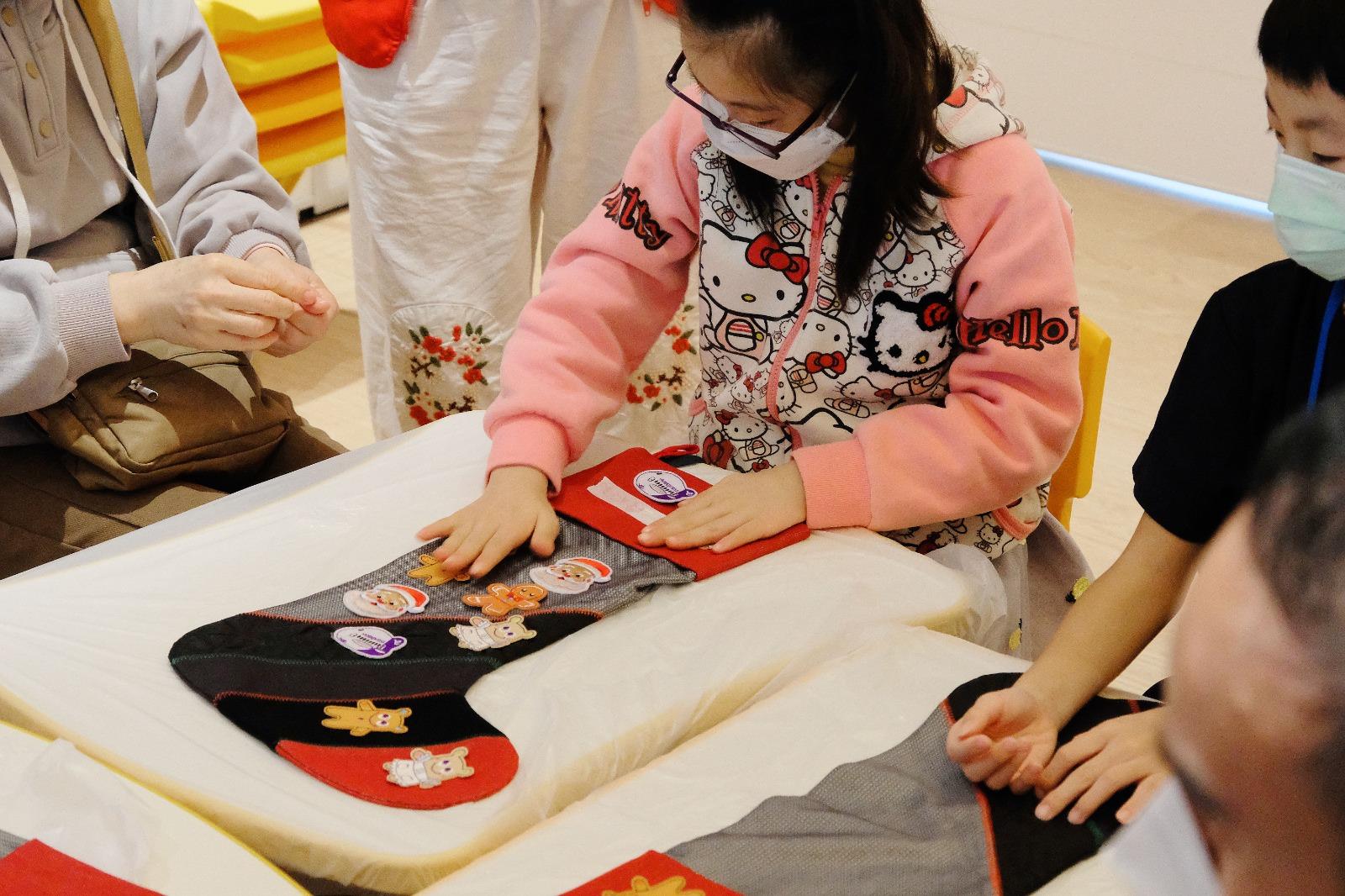 香港快運航空與 Earthero Studio 攜手舉辦了 DIY 工作坊,讓兒童裝飾自己的聖誕襪。 這些聖誕襪皆由航空公司舊機艙服務員制服布料升級改造而成的,環保減廢。