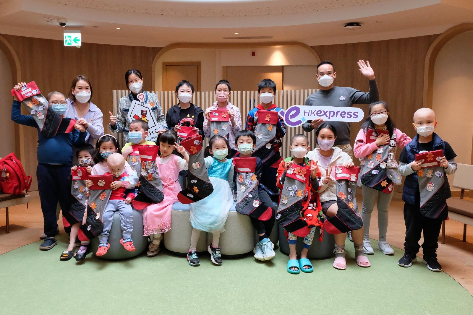 香港快運航空顧客及品牌總監 Eric Thain 與團隊於 2023 年 12 月 2 日探訪香港麥當勞叔叔之家慈善基金(觀塘) 賽馬會大樓,向受助兒童送上關懷與節日禮物。