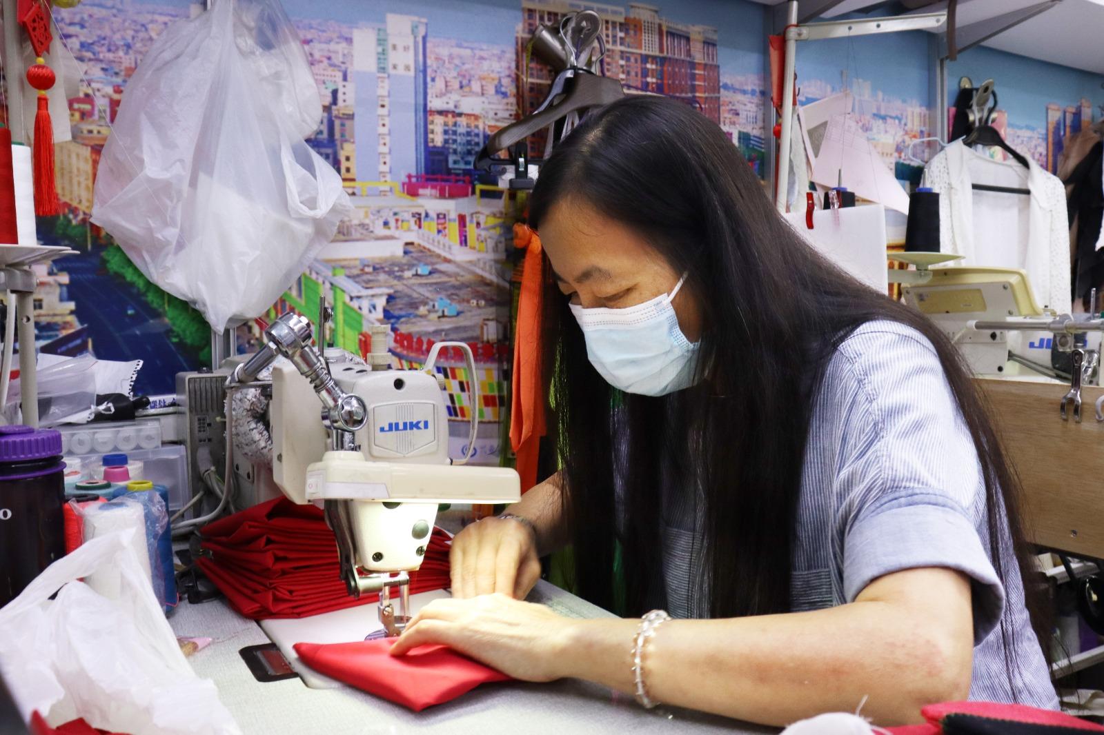 香港快運航空與 Earthero Studio 攜手舉辦了 DIY 工作坊,讓兒童裝飾自己的聖誕襪。 這些聖誕襪皆由航空公司舊機艙服務員制服布料升級改造而成的,環保減廢。