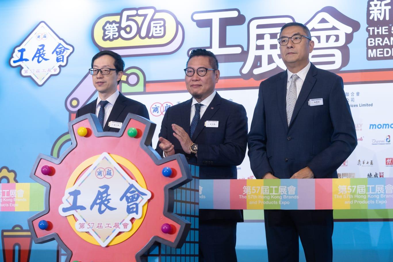 工展會開放時間一般為朝11晚9,為配合政府「夜繽紛」,本月23日至除夕夜會延長1小時至晚上10時。入場門券為8元,除了最後一日外,其餘日子每晚7時後,公眾可免費入場。小童、65歲或以上長者和殘疾人士全日免費。(蘇文傑攝)