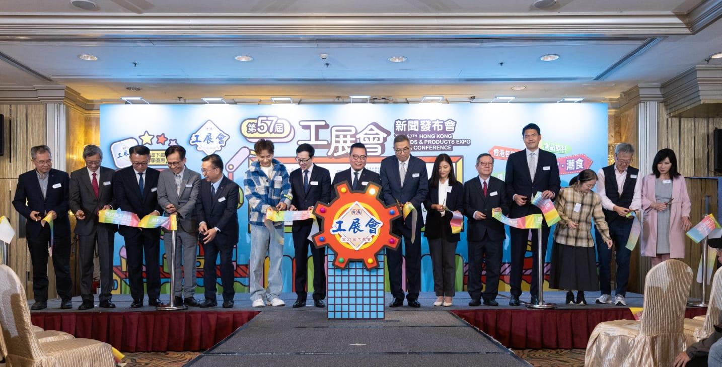 工展會開放時間一般為朝11晚9,為配合政府「夜繽紛」,本月23日至除夕夜會延長1小時至晚上10時。入場門券為8元,除了最後一日外,其餘日子每晚7時後,公眾可免費入場。小童、65歲或以上長者和殘疾人士全日免費。(蘇文傑攝)