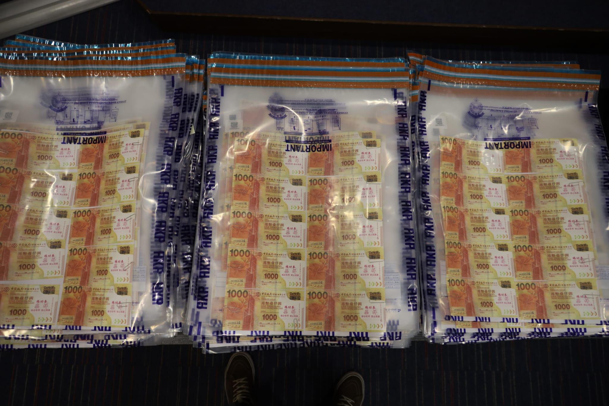 以「練功券」當真鈔騙400萬虛擬貨幣 警拘2人 (鍾式明攝)