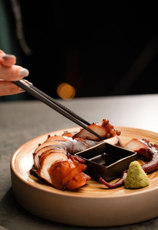 炭燒八爪魚腳($198):將阿拉斯加八爪魚以醬油、薑、蔥、雪梨慢煮 12 小時,再炭燒至焦香。