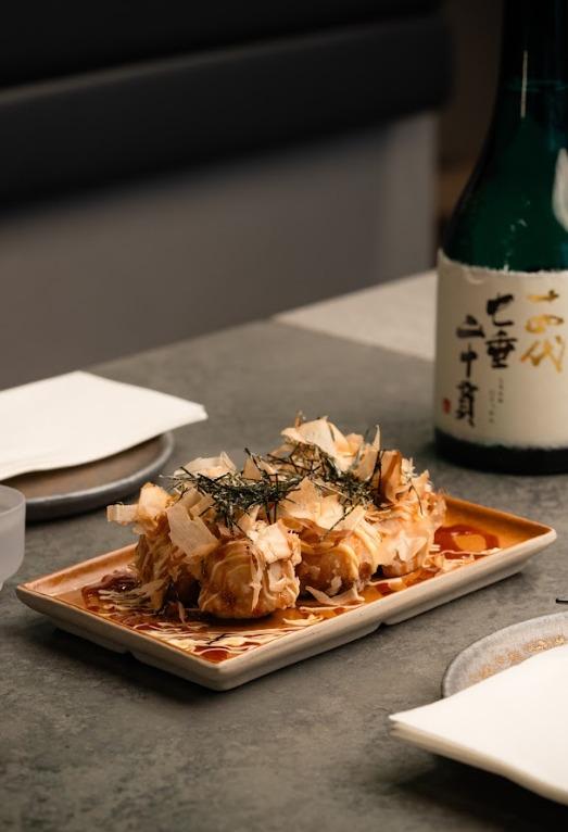 雞翼章魚小丸子($148):將雞翼去骨後唧入墨魚滑,扭成球形再冷藏至定型,炸成外香脆而內裏香腴多汁。