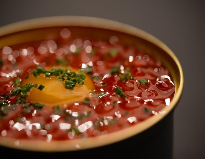 磯煮鮑魚茶碗蒸 ($128) :以罐裝盛着上桌、配搭三文魚籽的茶碗蒸,看起來像魚子醬一樣。特別做成凍食的茶碗蒸,三文魚籽的鮮香味更突出。蒸蛋加入鰹魚高湯,雪凍後鋪上鮑魚粒,再鋪一層滿滿的三文魚籽及鵪鶉蛋蛋黃,吃罷鮮味齒頰留香。