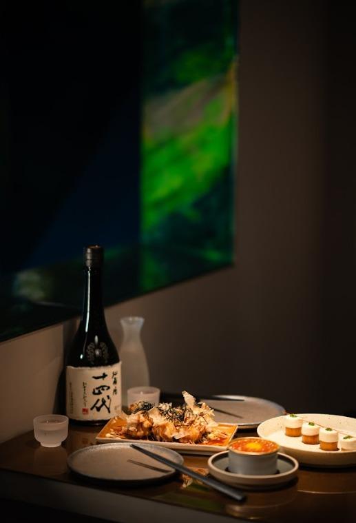 由本地藝術家創作的樹脂藝術,將寶石的不同面向與顏色層次形象化展現。