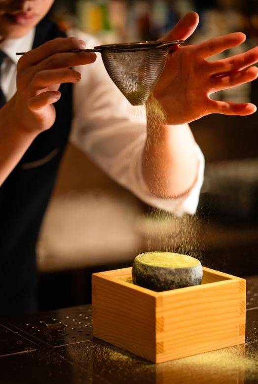 「Hutton Jadeite」,以威士忌、蜜桃綠茶、荔枝及抹茶調製,日本抹茶帶來 umami 鮮味,混合各材料後會變化成像酸味燒酒 (Sour Shocchu) 的風味。