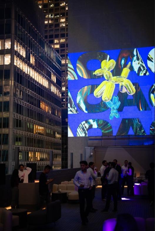 最為矚目的裝置是投射至大廈外牆的 7 米高鎦射投影畫面,以創造沉浸式藝術 (Immersive Art) 的手法,並以立體的投射影片構成震撼的視覺藝術效果,並可與音樂實時同步,將視覺藝術與多概念的元素令整個用餐體驗的層次提升。