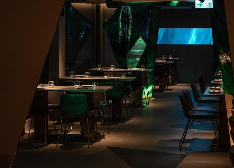 餐廳門外有一顆緩慢自轉的懸浮石頭,中間以樹脂藝術物料展現翠綠色調,那就是客人即將要進入 AOAO 的隱藏世界了。