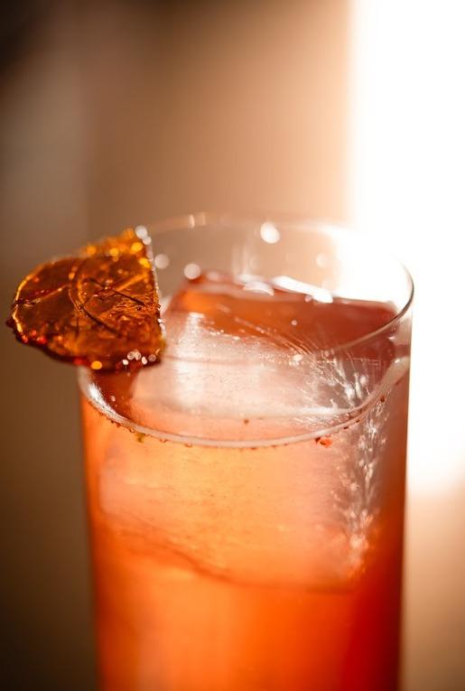 「Lily Safra」則以混合士多啤梨味的 Campari 及具備香料風味的 Vermouth 作基調,加入自家製的低溫慢煮士多啤梨,造型及味道也是女生首選。