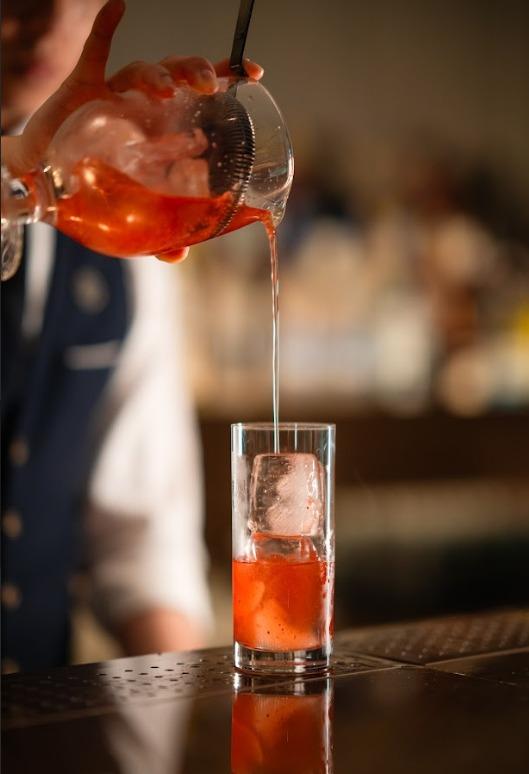 雞尾酒作為 AOAO 不可或缺的元素,調酒師特別將日式元素融入創作,呼應居酒屋的概念。