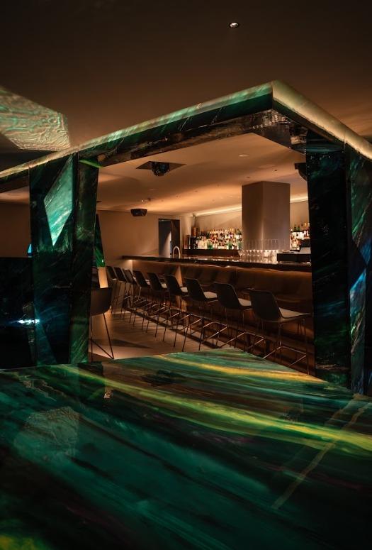 室內裝置的射燈於牆身投射出不規則形狀,以及有內置調節的光暗變化,令晚間的光影視覺效果更多元化而不單調,就像在發掘寶石發光發亮的可能性。