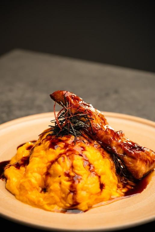 另一款「炭燒白鱔蛋包飯」,選用 AOAO 與本地漁場以特別方式飼養的白鱔,肉質爽嫩鮮甜。