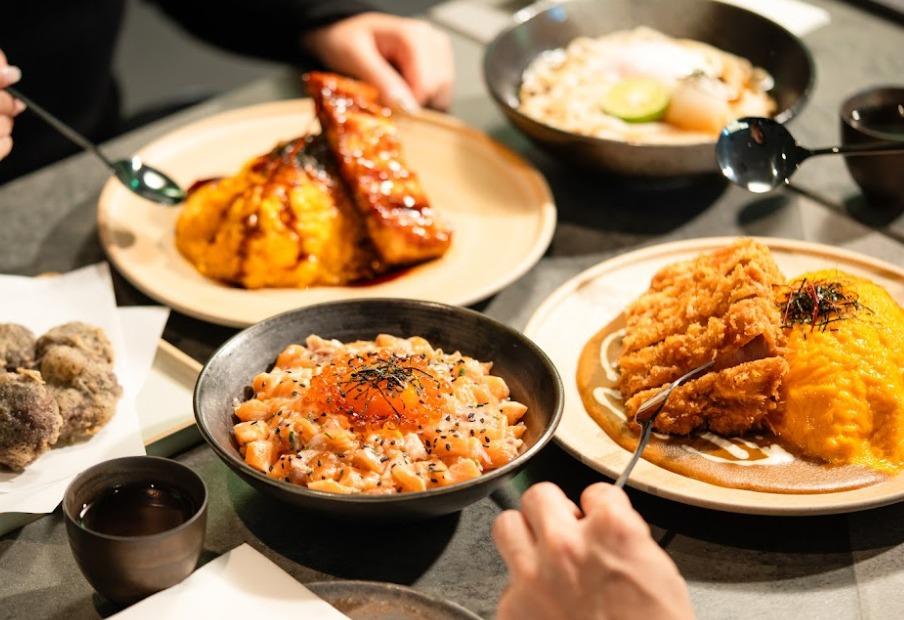 「炸豬扒咖喱蛋包飯」用上西班牙伊比利亞黑毛豬,配搭自家調製的日式咖喱以及滑嫩無比的蛋包飯,每一口也是香脆濃郁。