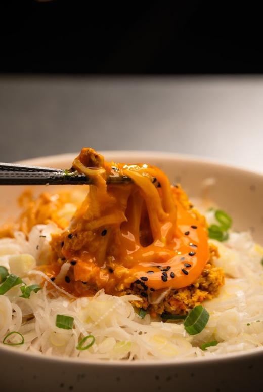 大閘蟹烏冬:烏冬以加入花雕及薑的蝦湯底煮製,湯汁掛滿麵條之間帶來富有層次的鮮甜味。拌入大閘蟹粉,更是鮮味澎湃。