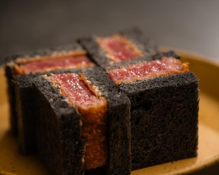 吉列 A4 和牛竹炭三文治($368 ):以黑色竹炭包製作,賣相別具型格!A4 熊本和牛只選西冷最中間的部位,肉質軟腍無筋。