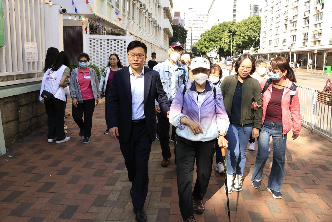 孫玉菡陪同長者坐車,並送至投票站。(林俊源攝)