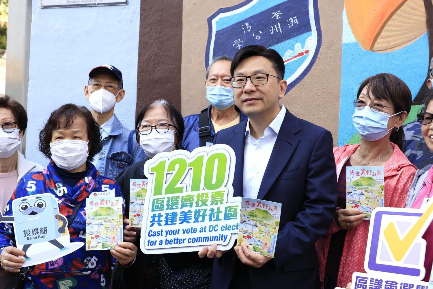 孫玉菡陪同長者坐車,並送至投票站。(林俊源攝)