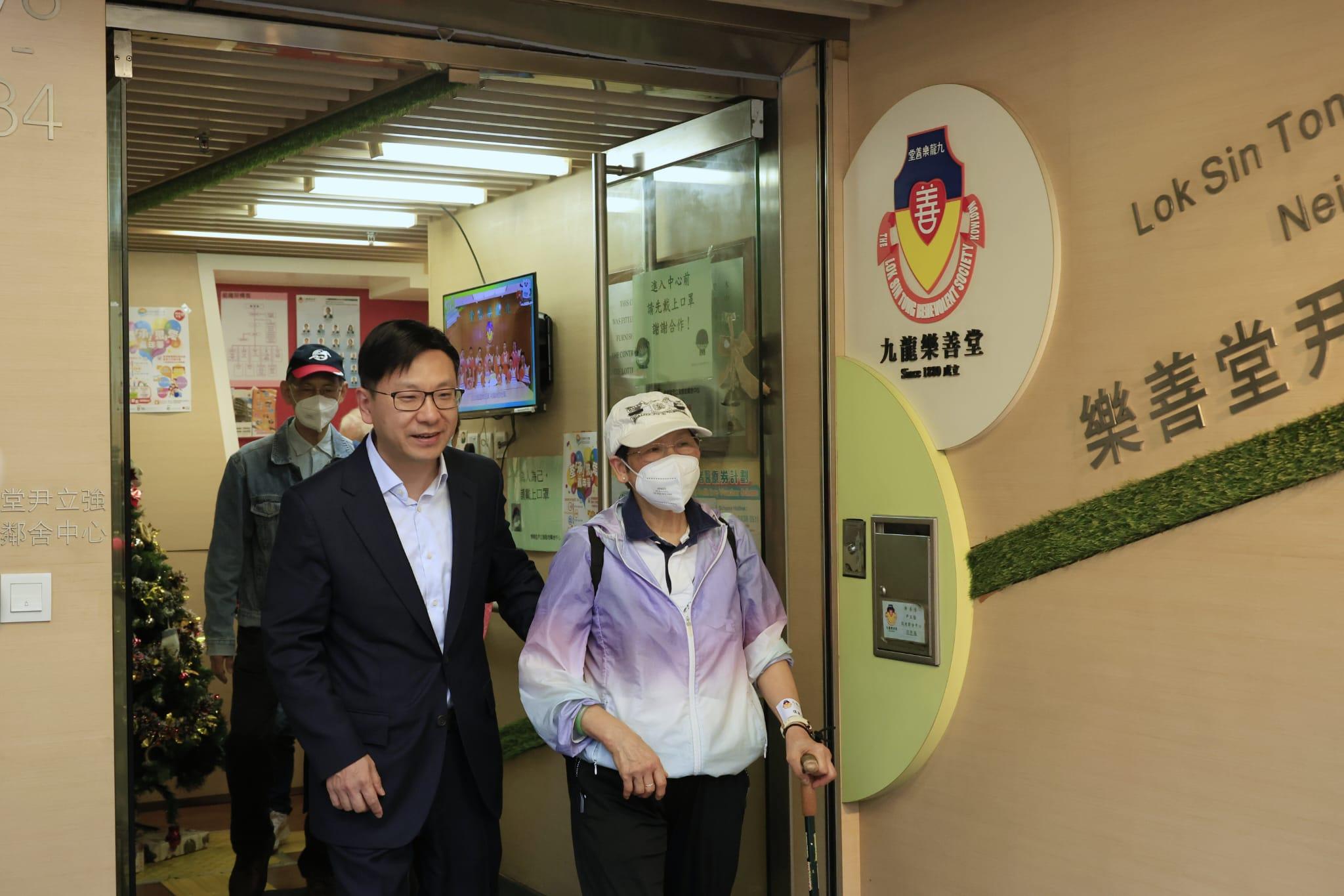 孫玉菡陪同長者坐車,並送至投票站。(林俊源攝)