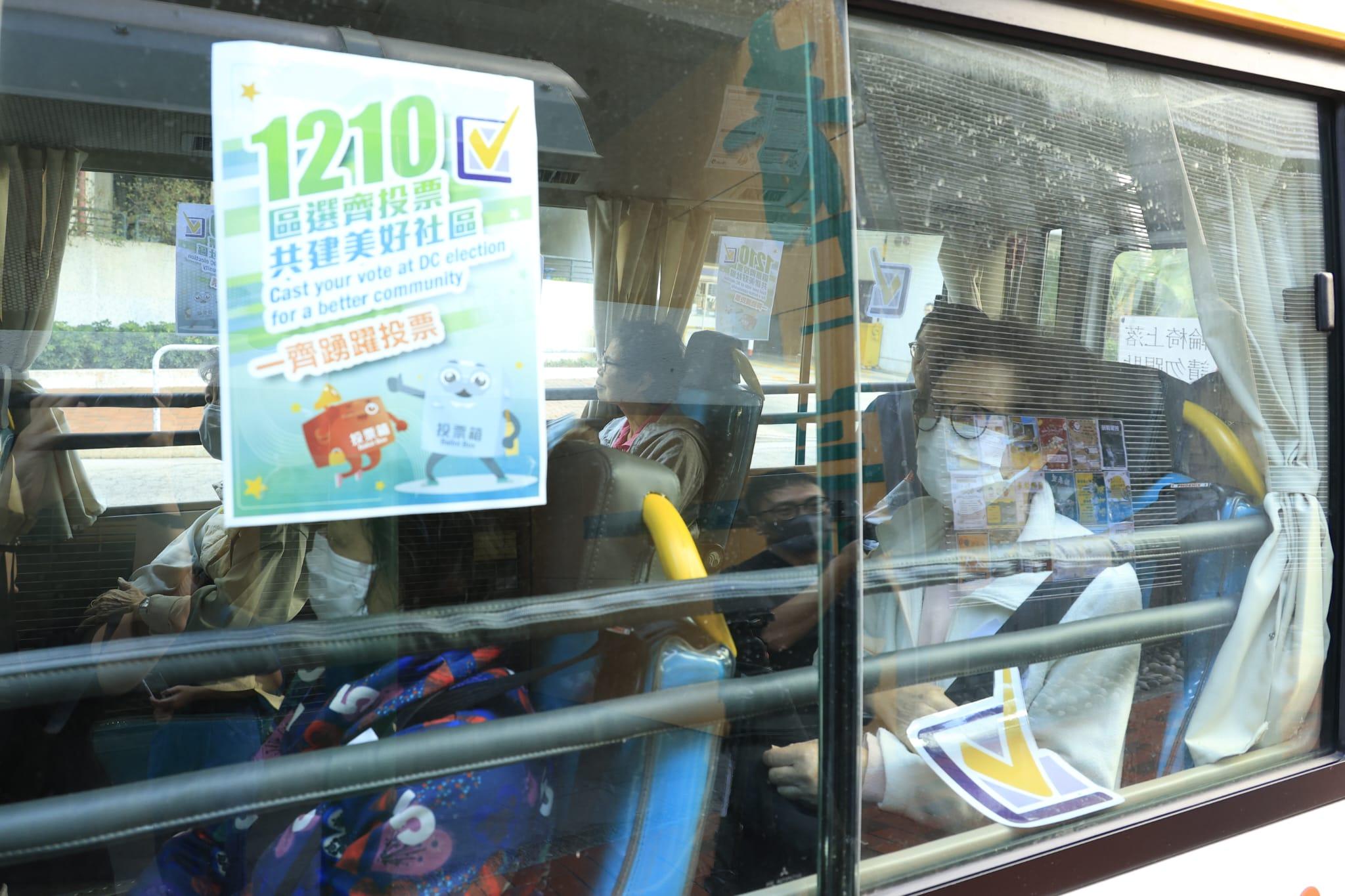 長者中心一早安排小巴接送長者投票。(林俊源攝)